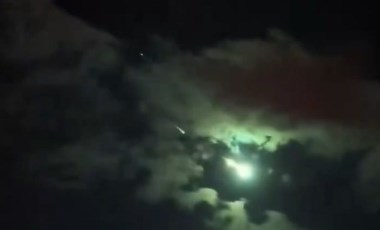 İstanbul'a meteor mu düştü? Gökyüzünde görülen ışık hüzmesi nedir? Meteor nedir, neden düşer?