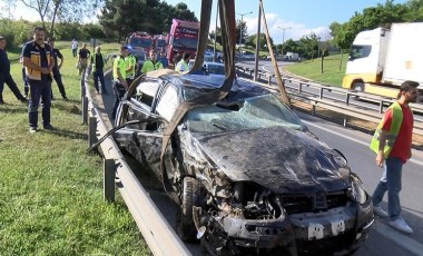 Pendik'te otomobil bariyerleri aşarak yeşil alana uçtu: 1'i ağır 2 yaralı