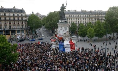 Paris'te polisten, aşırı sağ karşıtlarına biber gazıyla müdahale