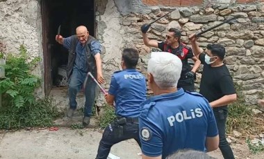 Çöp evini temizletmeyip polisi bıçakladı: 'Peygamberim' deyince hastaneye yatırıldı