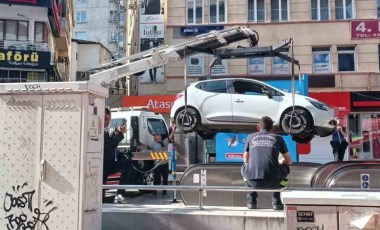 Ankara'da korkunç kaza: Araç metro istasyonuna uçtu!