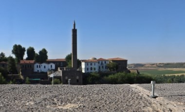 Diyarbakır'da UNESCO listesindeki tarihi surlara çiviler çakıldı