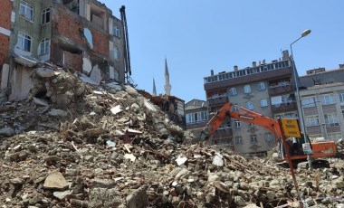 Güngören’de yıkım nedeniyle 2 bina hasar gördü