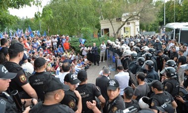 ÖMK'ye karşı eylem yapan öğretmenlere polis müdahalesi: 'Öğretmene karşı barikat'