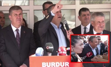 Genel Merkez'e götürecek: Özgür Özel'e Burdur'da, köpeği yavrulayan yurttaş yavrulardan birini armağan etti