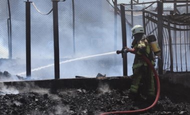 İzmir’de korkutan yangın: 3 fabrika, 5 araç zarar gördü