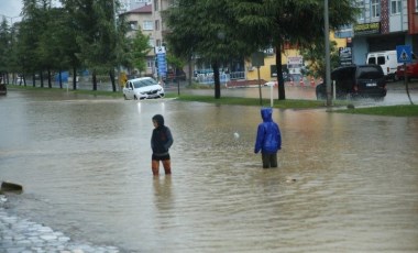 Ordu'yu sağanak vurdu: Ev ve işyerlerini su bastı!