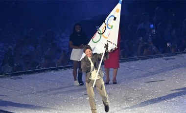 Stadyumun tepesinden atladı: Tom Cruise'dan unutulmaz Paris Olimpiyatları gösterisi