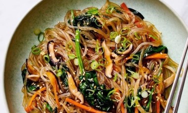 Kore mutfağının eşsiz lezzeti: Japchae tarifi