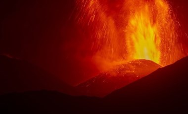 Külleri 9.5 kilometre yüksekliğe ulaştı... Etna Yanardağı, yine kül ve lav püskürttü