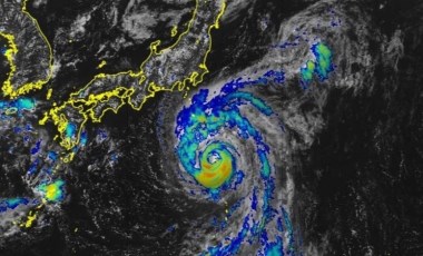 Japonya’da Ampil Tayfunu kabusu: 990 uçuş iptal edildi, tren seferleri durduruldu