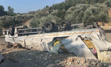 Freni tutmayan TIR ters döndü, sürücüsü kazadan burnu bile kanamadan kurtuldu