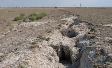 Tedirgin eden görüntü... Kuraklık nedeniyle 5 metreyi bulan yarıklar oluştu