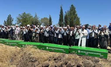 Şanlıurfa'daki katliam gibi kazada ölen 5 çocuk yan yana defnedildi