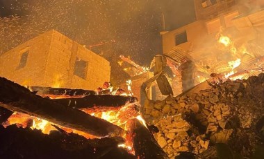 Yusufeli'nde yangın: 3 ev, 3 ahır ve samanlık küle döndü