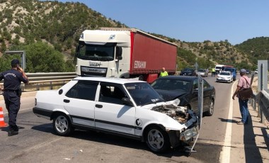 Amasya’da 2 otomobil çarpıştı: 1’i çocuk 3 yaralı