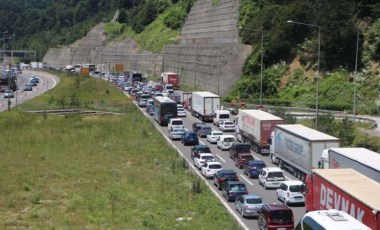 Bolu Dağı'nda kontrolden çıkan kum yüklü tır karşı şeride geçti: 2 ölü, 2 yaralı