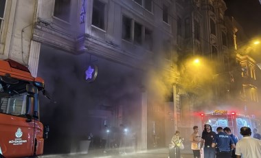 Son Dakika... Beyoğlu'nda 9 katlı otelde yangın!