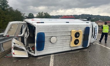 Hasta nakli yapan ambulans devrildi, 4 kişi yaralandı