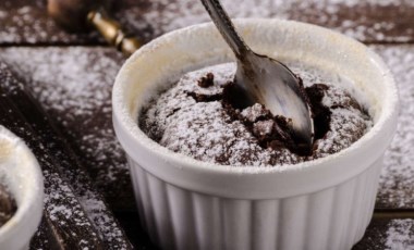 Enfes çikolatalı sufle nasıl yapılır? Akışkan kıvamıyla MasterChef sufle tarifi...