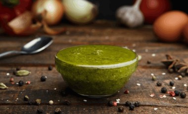 Makarnaya, sandviçe, salataya çok yakışıyor... Enfes pesto sosu tarifi!