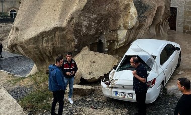 Kapadokya'yı sel vurdu: Kopan kayalar 3 araçta hasara neden oldu