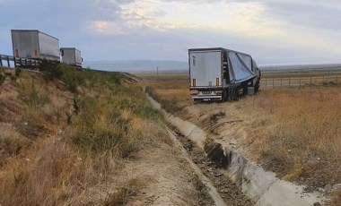 Konya’da yoldan çıkan TIR tarlaya girdi: 1 yaralı