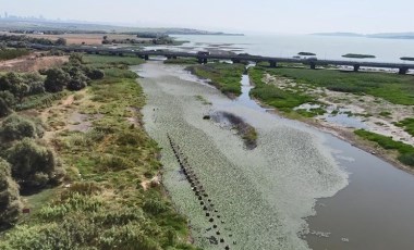 Büyükçekmece Baraj Gölü'nde tedirgin eden görüntü: Su seviyesi düştü, Tarihi Çakmak Hattı ortaya çıktı