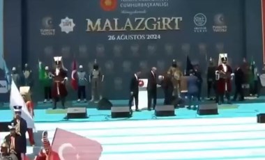 Sosyal medyanın gündeminde: Bahçeli Erdoğan’ın elini mi öpecekti?