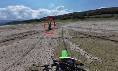 Bolu'da çamura saplanan motosikletin sürücüsünün takla attığı anlar kamerada