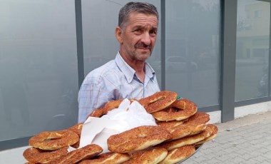 Simitçi: İki emekli bir simit alıyor, bölüşüp yiyorlar