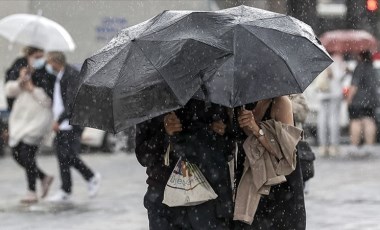 Meteoroloji İstanbul için saat verdi: 'Sağanak ve dolu' başladı