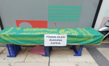 Tabutun üzerine 'fındık öldü ruhuna fatiha' yazıp, sosyal medyada canlı yayın yaptı