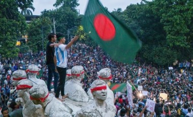 Başbakan ülkeden kaçmıştı... Bangladeş'te geçici hükümetten geri adım!