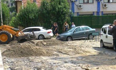 Bahçelievler'de yağışın ardından kum yol yayıldı: 2 otomobil mahsur kaldı