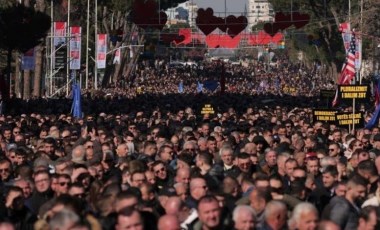 Tiran'da yolsuzluk rüzgarı: Belediye başkanına istifa çağrıları büyüyor