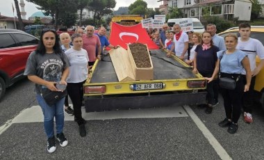 Tabuta fındık dolduran üretici, CHP'li Adıgüzel'in eylemine katıldı