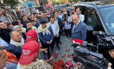 Manisalı çiftçiler CHP lideri Özel'in önüne domates döktü: ‘Bizi kurtaracak olan siz varsınız, seçimi hızlandıralım’