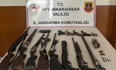 Yer: Afyonkarahisar... Cephaneliğe yetecek kadar ruhsatsız silahla yakalandı