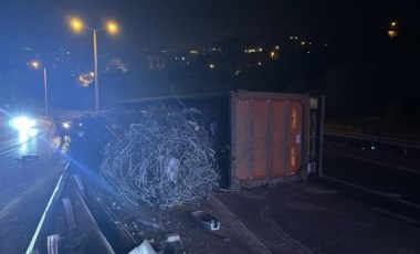 Hatay’da demir yüklü TIR devrildi: 1 yaralı