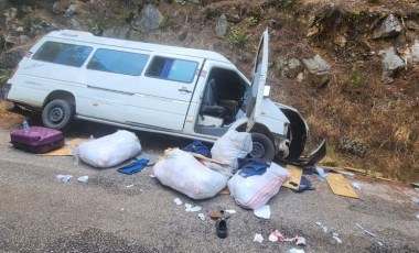 Alanya'da freni boşalan minibüs kayaya çarpıp devrildi: 3'ü çocuk 6 yaralı