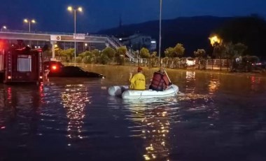 Karabük'te sel felaketi: Mahsur kalan yurttaşlar botlarla kurtarıldı