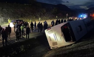 Erzincan'da yolcu otobüsü devrildi: Ölü ve yaralılar var!