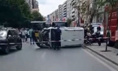 Şişli'de alkollü sürücü park halindeki araca çarptı: Trafik kilitlendi