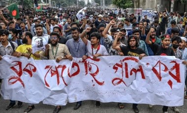 Bangladeş'te protestolar istifa getirdi: Siyasi krizin eşiğindeki ülkede neler oluyor?