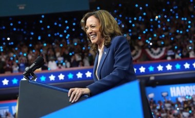 Kamala Harris'ten ilk seçim mitinginde gövde gösterisi