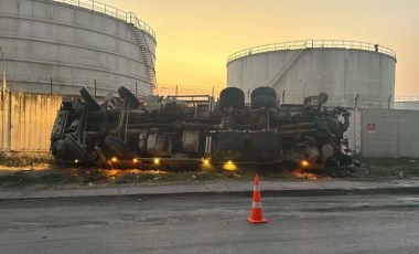 Hatay'da freni patlayan TIR devrildi