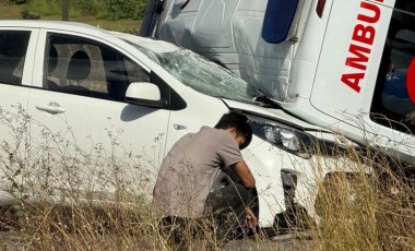 Arnavutköy'de otomobil ile ambulans çarpıştı!