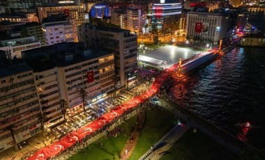 350 metrelik Türk bayrağı Kordon’u donattı: 9 Eylül kurtuluş coşkusu Fener alayı ile taçlandı