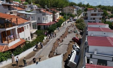 İzmir'i yaz sağanağı vurdu: İstinat duvarı çöktü, araçlar çukura düştü